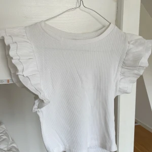 Volang topp - Säljer denna volang topp från zara i vit😇