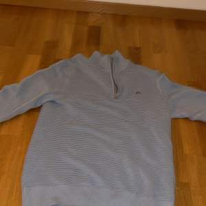 Half-zip Gant tröja med krage Skick 10/10 Säljer den då jag ångrade mig efter ryckt bort prislappen Nypris - 800 kr