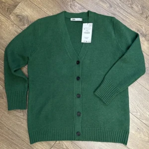 Grön cardigan  - Mörkgrön kofta från Zara. Storlek M, sitter fint oversize på mig som är en storlek S 🌞