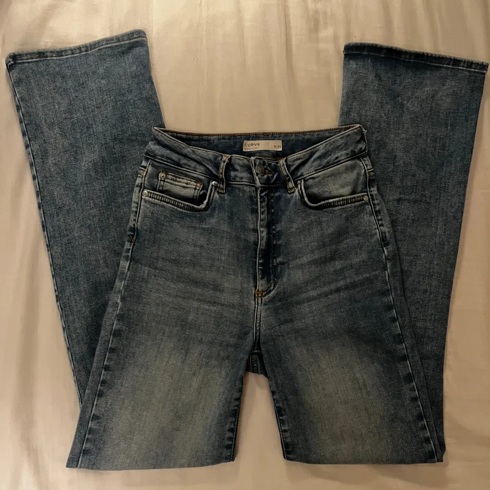 Säljer dessa jättefina och sköna bootcutjeans men små slitningar på framfickorna. De är väl använda men i fint skick med inga fläckar eller defekter. För referens är jag 168cm lång. Nypris 699kr. . Jeans & Byxor.