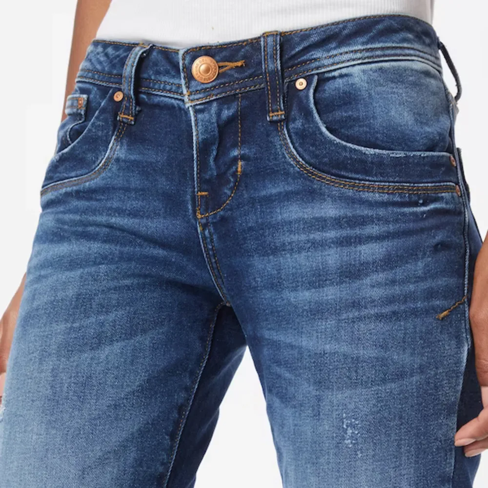 Bra skick, nästan aldrig använda! Säljer pga att de är för stora💞 skriv för fler bilder💖. Jeans & Byxor.