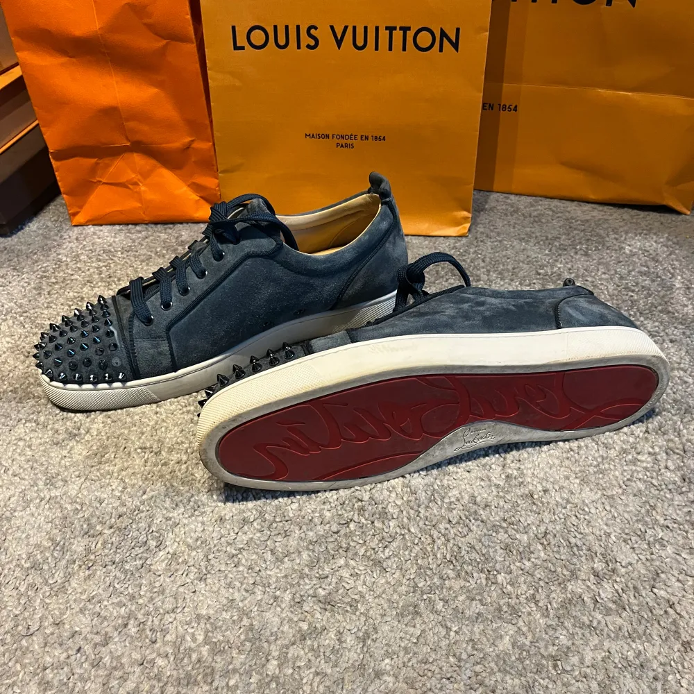 Säljer mina Christian Louboutin sneakers. Dem är i 9/10 i skick, en spik av. Inget og . Skor.