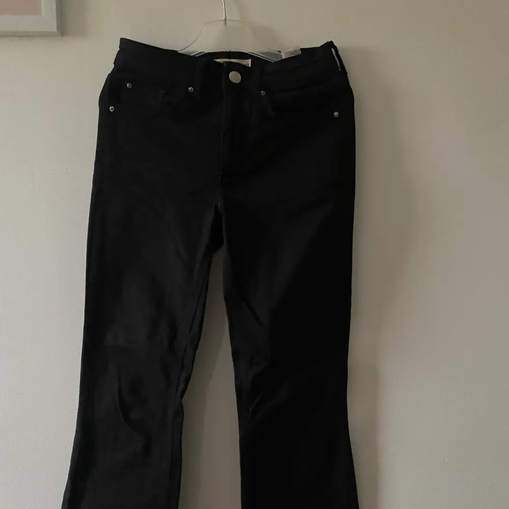 Otroligt fina och sköna bootcut jeans i svart färg ifrån Cubus. Storlek XS. Sitter jättesnyggt på! Använd endast få gånger.. Jeans & Byxor.