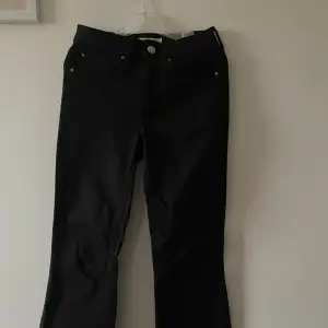 Otroligt fina och sköna bootcut jeans i svart färg ifrån Cubus. Storlek XS. Sitter jättesnyggt på! Använd endast få gånger.