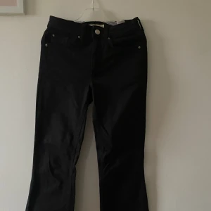 Bootcut jeans  - Otroligt fina och sköna bootcut jeans i svart färg ifrån Cubus. Storlek XS. Sitter jättesnyggt på! Använd endast få gånger.