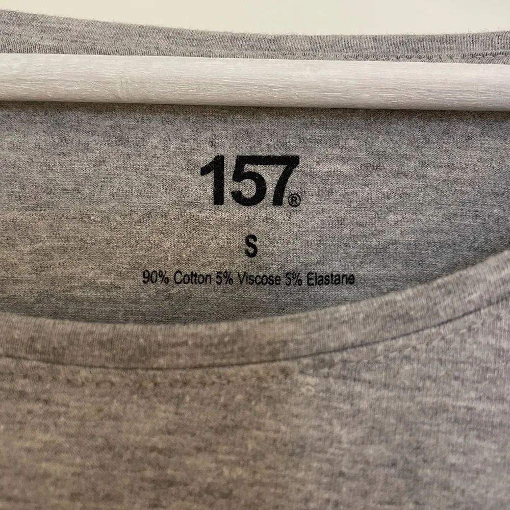 säljer denna gråa långärmade tröja ifrån lager 157, den är i väldigt bra skick och ny pris är 50kr. Tröjor & Koftor.