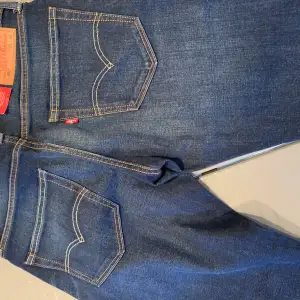 Helt oanvända Levis jeans modell 502, strl w29 l32. Denimblå