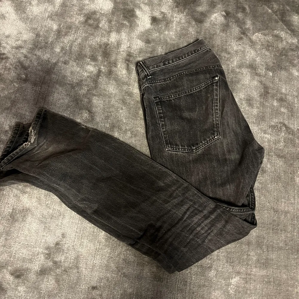 Hej! Nu börjar vi utförsäljningen och först ut har vi ett par Our Legacy First cut,grey wash jeans. Skick:7-10 (lite slitna längst ner men lätt att fixa) Nypris: 8000kr, Mitt pris:2000kr. Tveka ej att höra av dig för mer bilder och info!. Jeans & Byxor.