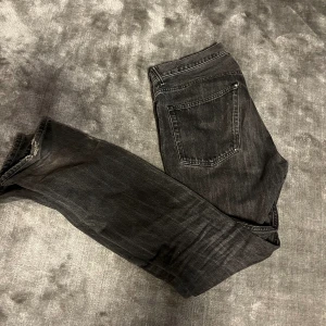 Our Legacy jeans - Hej! Nu börjar vi utförsäljningen och först ut har vi ett par Our Legacy First cut,grey wash jeans. Skick:7-10 (lite slitna längst ner men lätt att fixa) Nypris: 8000kr, Mitt pris:2000kr. Tveka ej att höra av dig för mer bilder och info!