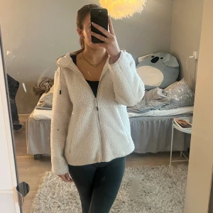 Teddy jacka - Säljer denna skit snygga Teddy vår jacka från H&M, nypris 499, använd runt 5 gånger, storlek S!