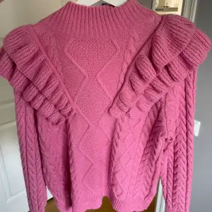 Jättefin rosa stickad tröja med volanger!! Helt ny, köpt för 500kr mitt pris för 300kr