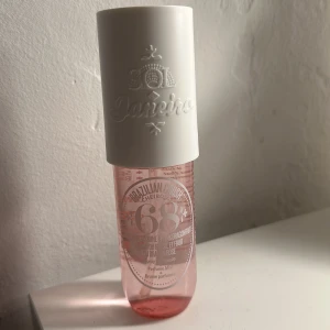 Body mist (sol de Janeiro) - Säljer en body mist som aldrig är använd. Säljer pågrund av fel köp. Brazilian Crush Cheirosa 68 Perfume Mist 90 ml.