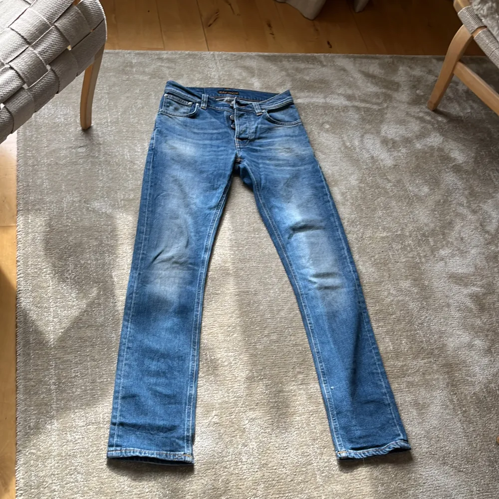 Säljer dessa jeans från nudie i modellen grim tim. Mycket fint skick, använda enstaka tillfällen. Pris kan diskuteras vid snabb affär. Hör av dig vid funderingar!. Jeans & Byxor.