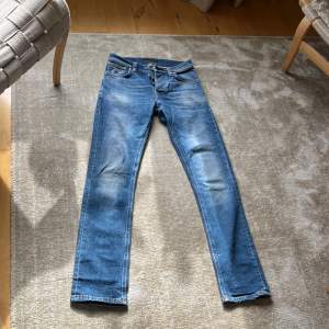Säljer dessa jeans från nudie i modellen grim tim. Mycket fint skick, använda enstaka tillfällen. Pris kan diskuteras vid snabb affär. Hör av dig vid funderingar!