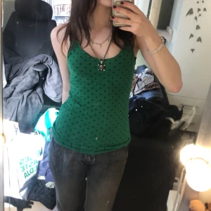 Grön prickig tröja - Säljer en grön prickig tröja i storlek 36 från hm, den har inga hål men kan vara  lite nopprig