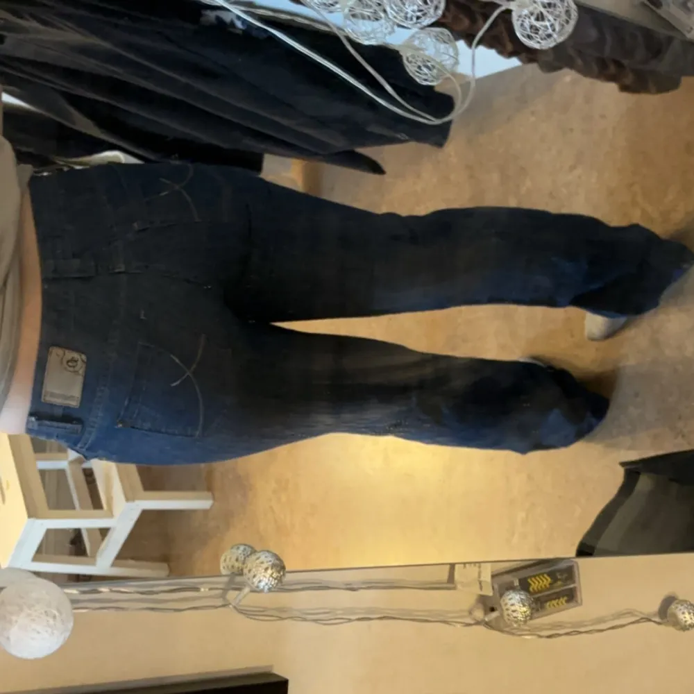 Super snygga lågmidjade jeans i mörkblå färg  Midjemåttet:37cm Innerbenslängd: 80cm. Jeans & Byxor.