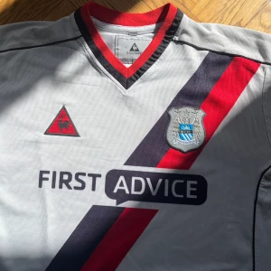Manchester City fotbollströja 2002/03 - Manchester City bortatröja från 2002/03 säsongen. Inköpt på Classicfootballshirts. Storlek L, 7/10 skick. 
