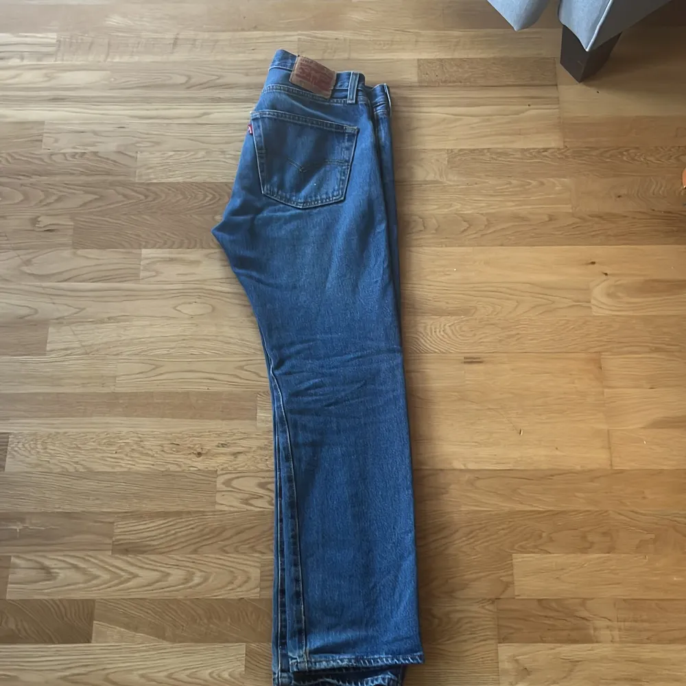 501 jeans använda ganska mycket inga slit märken eller skador på jeansen. Jeans & Byxor.