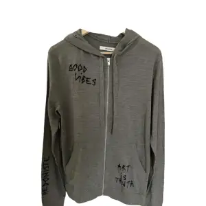 Hej nu säljer jag dennna riktigt feta Zadig Voltaire hoodie som är helt ny och tags och allt medföljer. Den har ett pyttelitet fabrik fel på ryggen som är helt osynligt vid använing. Nypris är cirka : 4500 kr mitt pris är 2499 kr 