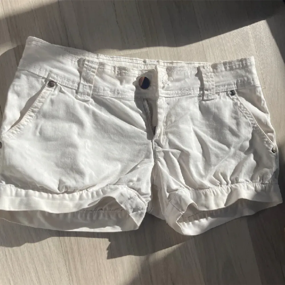 Så fina lågmidjade vita shorts. Söta fickor och detaljer! Unikt blommönster på bakdelen🌟 Superbra skick!. Shorts.