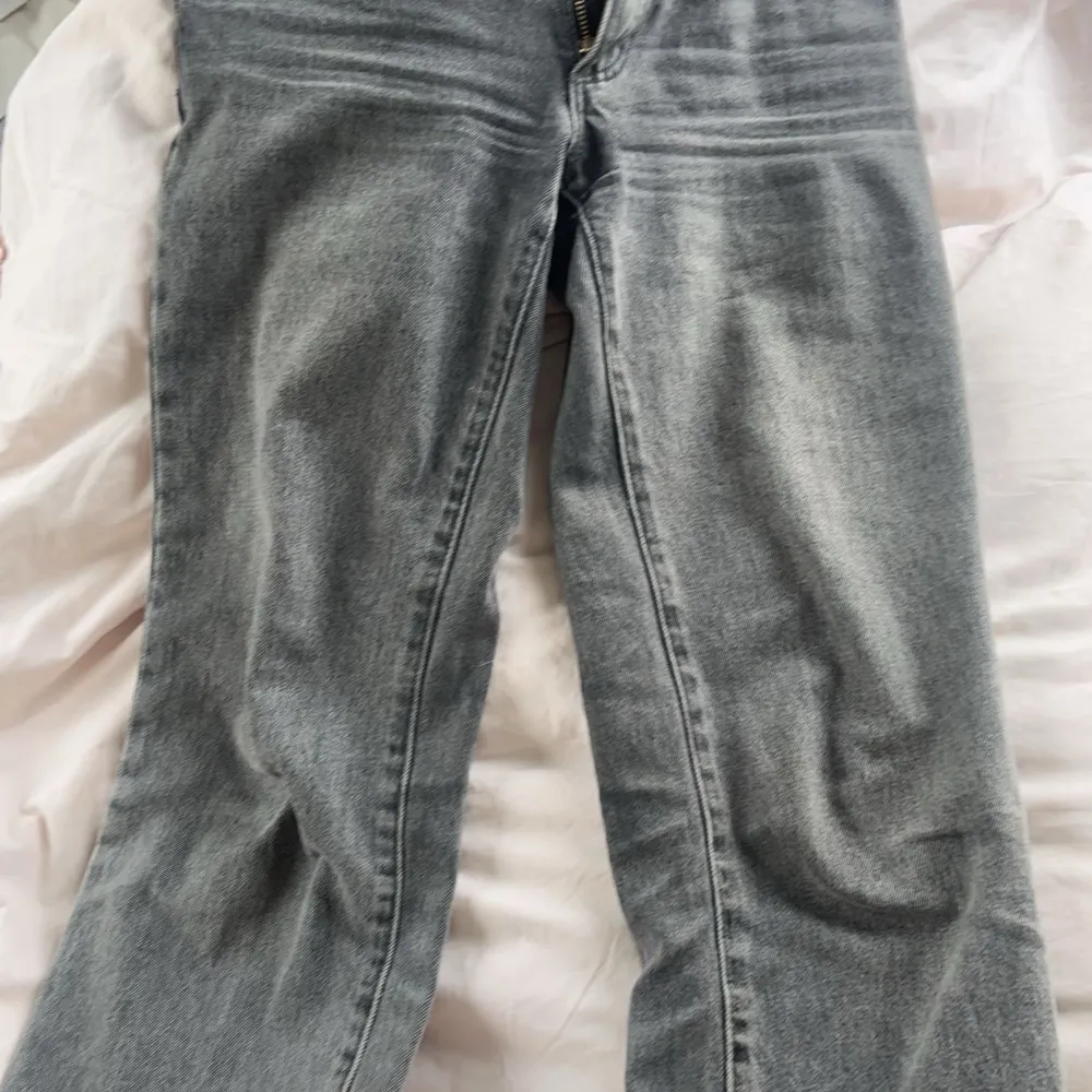 Lågmidjade gråa jeans från Abrand. Säljer för de är för små för mig💞. Jeans & Byxor.
