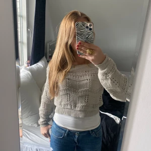 Off-shoulder stickad tröja - Superfint skick, endast använd ett fåtal gånger