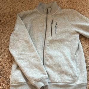 Sailracing kofta - JÄTTEskön, mysig och snygg sailracing kofta från kidsbrandstore. HELT oanvänd, köpt för ca 600kr. Säljer pga för stor. 