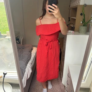 Sommarklänning - Jättefin sommarklänning som nu blivit hängandes. Storlek M men passar även S. Kan ha på flera olika sätt. 