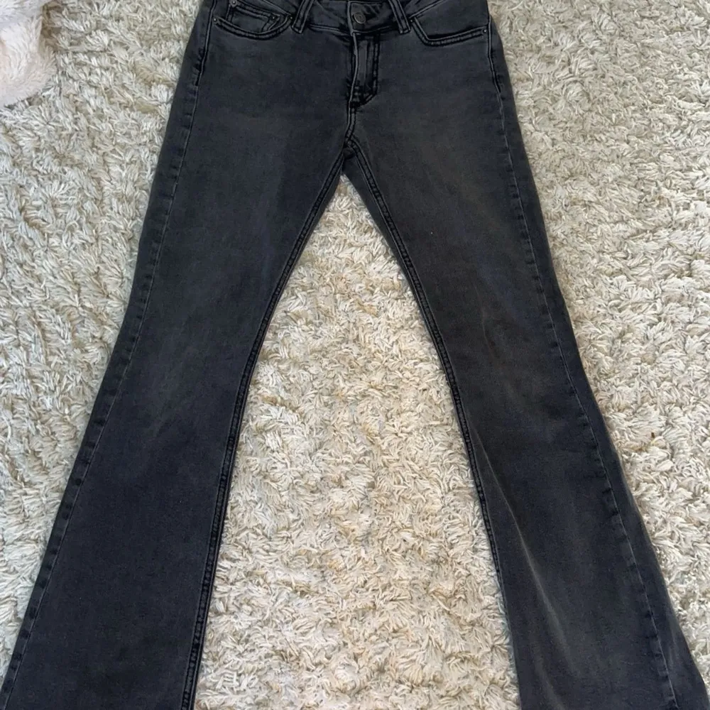 Jättefina lågmidjade svart gråa jeans från Junkyard. De är insydda i midjan och sömmen längst ner är uppsprättad så de blir lite längre. 💕. Jeans & Byxor.