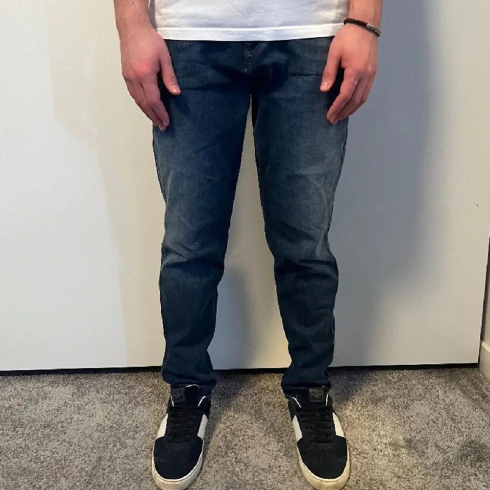 Replay jeans i storleken 30/32 | Mörk blåa | Sitter svin bra | Modellen är ca 1,81cm lång. Jeans & Byxor.