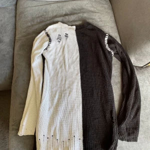 Stickad tröja  - Stickad tröja från Killstar. Köpt för några år sen och knappt använd, legat i min garderob sen jag köpte typ. S men passar XS och M också.  Nypris 600/700 tror jag.  Skicka meddelande för flera bilder och mått 💗