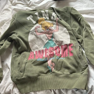 Disneyland Paris hoodie - Hoodie med Tingeling på där det står TINK AWESOME made you look! Den är köpt i Disneyland Paris men säljer då den inte kommer till användning! ❤️