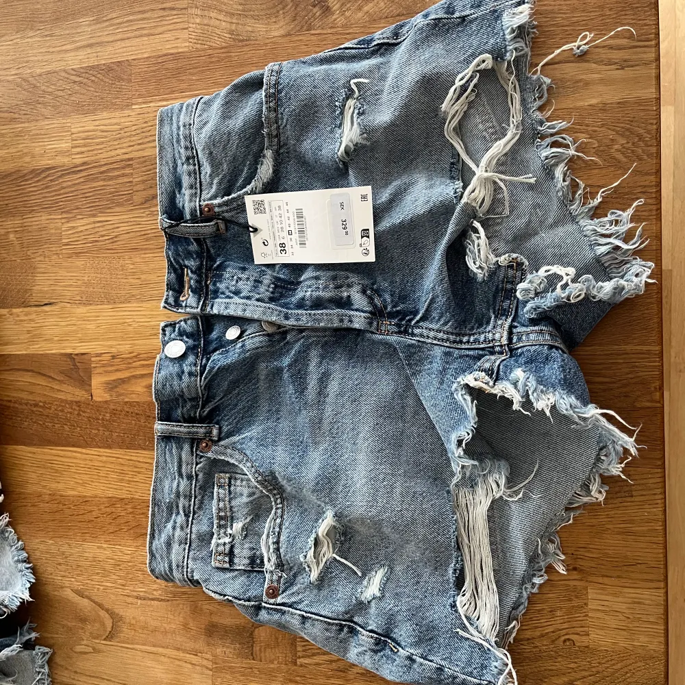 Fina jeansshorts som aldrig kommit till användning, prislappen finns kvar💕storlek 38. Shorts.