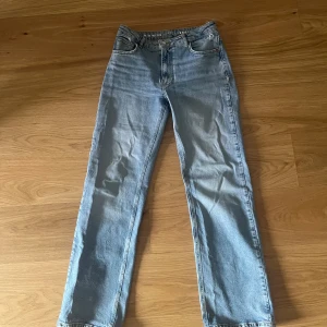 Ljusblå jeans - Ljusblå jeans från bikbok. Längd 32 och midja 28. Mid waist. Fint skick. 