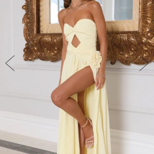 Otrolig klänning! - Säljer denna klänningen då jag tänkte ha den till balen men har hittat en annan🌸 Nypris 1300kr (från hellomolly) 😍(rosen medföljer ej då jag ej köpte till den!)