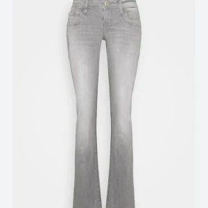 Ltb Jeans - Säljer ett par ljus grå Ltb jeans slutsålda nästan överallt. Dom är i bra skick har använt dom några gånger och jag haft dom i runt ett år🩷Skriv privat för bilder 💕