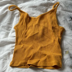 New yorker topp - Topp från new yorker! Den är i storlek XXS och ser väldigt liten ut men den är super stretchig, jag har storlek S och den passar! Säljer då den inte kommer till användning ❤️