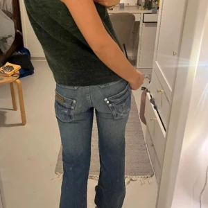 Lågmidjade Bootcut jeans  - Köpta på Plick Bilder från tidigare ägare  Använda bara när jag provade dom Midjemått 34cm innerbenslängs 74❤️