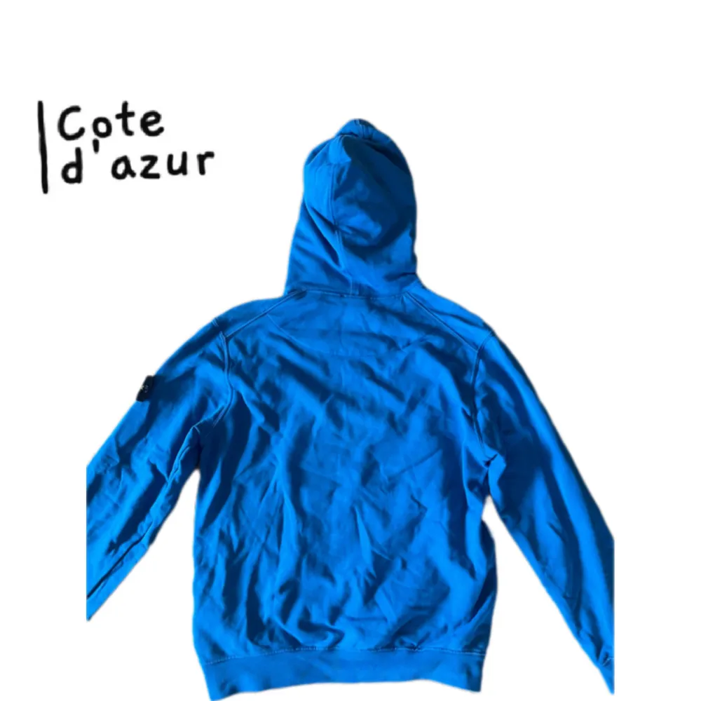 Säljer nu denna snygga hoodie från Stone Island. Nästintill nyskick! Den är i barn storlek XL men sitter som small. Nypris 2500kr, vårt pris 749kr🙏🍾. Hoodies.