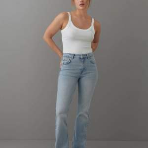 Säljer dessa slutsålda Bootcut jeans från Ginatricot då dem är för korta för mig. Använda 2-3 ggr och är i väldigt fint skick🩵Nypris 499, mitt pris 200!