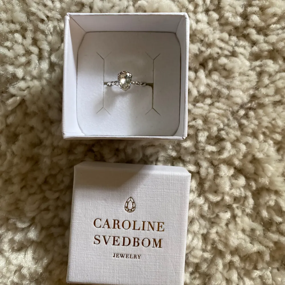 Supersöt Caroline Svedblom ring i silver. Den är knappt använd och inga defekter. Boxen kommer med💗💗. Accessoarer.