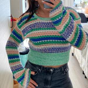 Sååå fin grön/rosa/blå/vit virkad/stickad tröja från Gina Tricot! Lite tunnare tröja, perfekt nu inför vår och sommar. Så gott som ny då den endast är använd ett par gånger 💙  