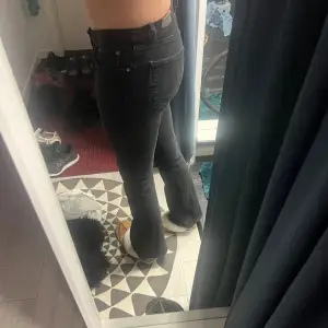 Säljer dessa jeans från Gina storlek 38