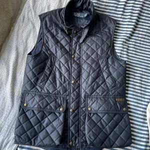 Polo Ralph Lauren väst  - Kan också bytas mot någon Annan produkt   Polo Ralph Lauren väst i ny skick har använd ca 2 gånger Max  