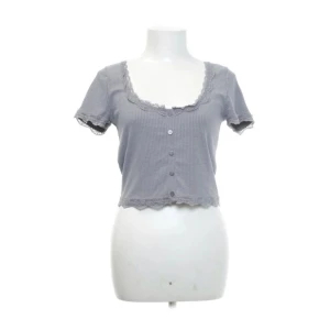 Bubbleroom t-shirt - Jättesöt t-shirt från Bubbleroom, den är ganska kort så skulle säga att den är som en magtröja. Den är sparsamt använd och har inga defekter. Osäker om den säljs längre, pris går att diskutera vid snabb affär. Hör av er vid frågor eller bilder🩷