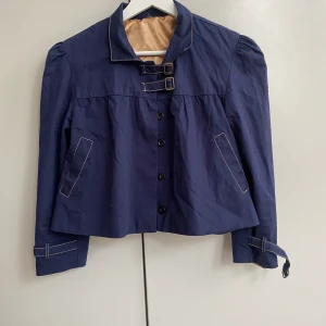 Kort jacka - Säljer denna supersöta jacka som är perfekt nu till vår och sommar.☀️ det finns ingen prislapp på den men den passar mig som brukar använda storlek S vanligtvis. Skriv till mig för fler bilder eller andra frågor!☺️💕