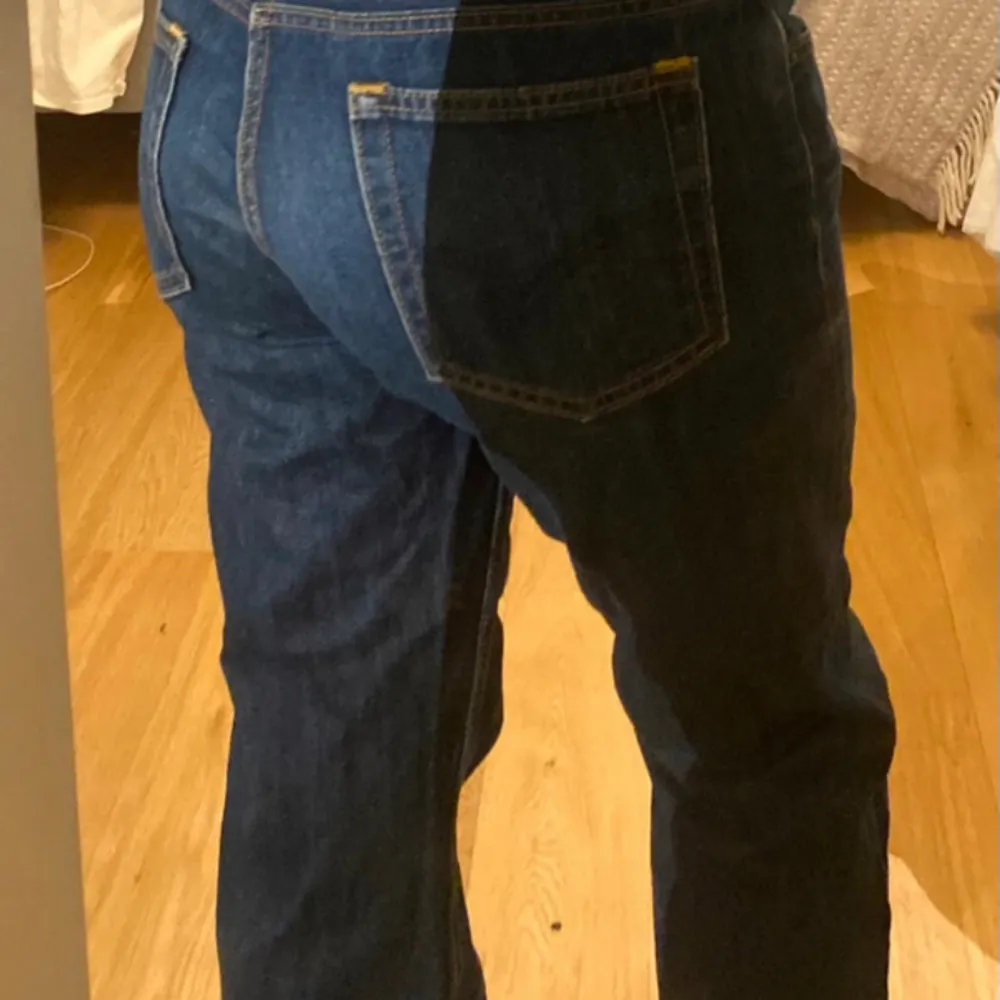 Ett par lågmidjade jeans med raka ben. Passar någon med storlek S/M. Jeans & Byxor.