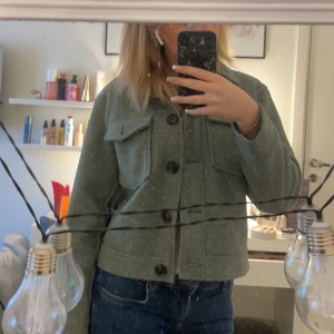 Kappa - Säljer min gröna vår kappa från Vero Moda! Perfekt för våren inte för tunn och inte för tjock! Och superfin vår färg 💘