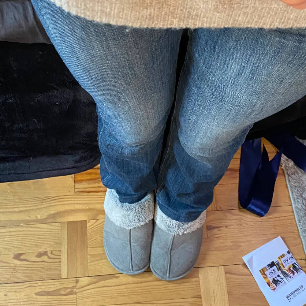 Lågmidjade utsvängda jeans ifrån Guess. De är i storlek 24, passar ungefär storlek XS. Super fint skick och färg💙. Jeans & Byxor.