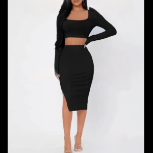 Kjol och tröja  - Säljer ett set med en magtröja och en kjol som inte kommer till användning! 